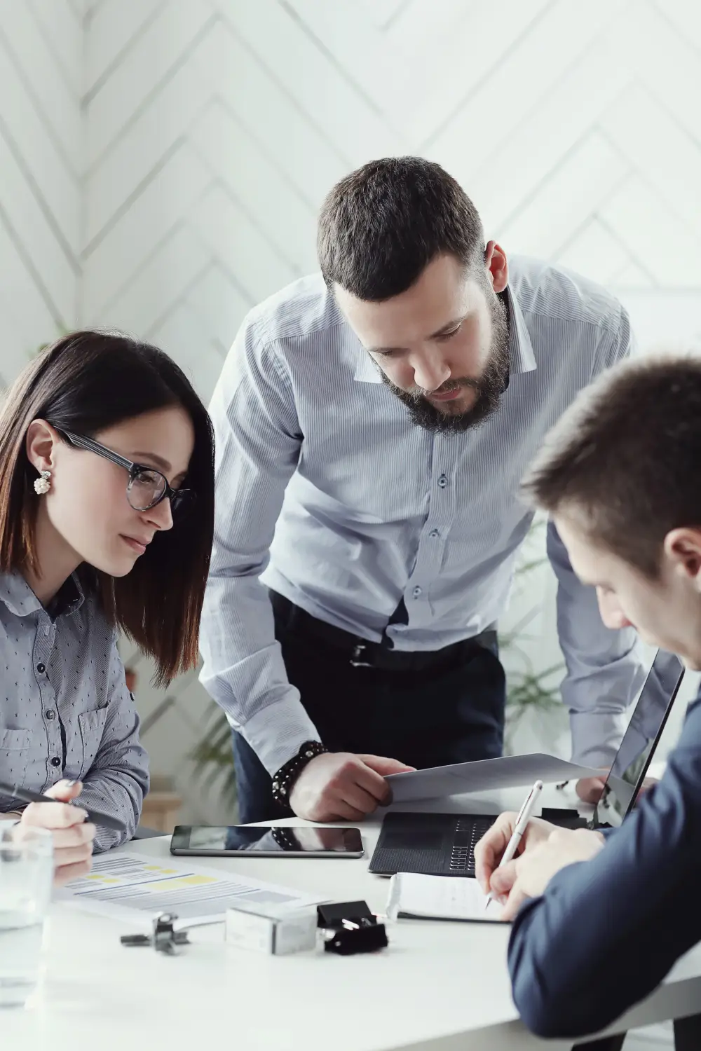 mulher-analisando-dados-com-colegas-de-trabalho